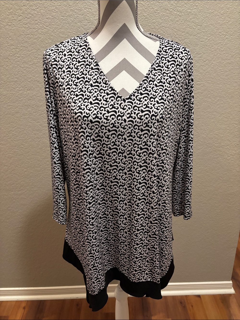 Investments Black & White V-Neck Long Sleeve Patterned Tunic